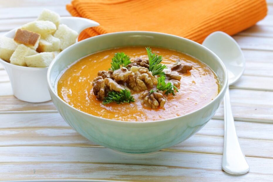 Moliūgų sriuba su graikiniais riešutais – rudens skonių harmonija ir sveikatos šaltinis