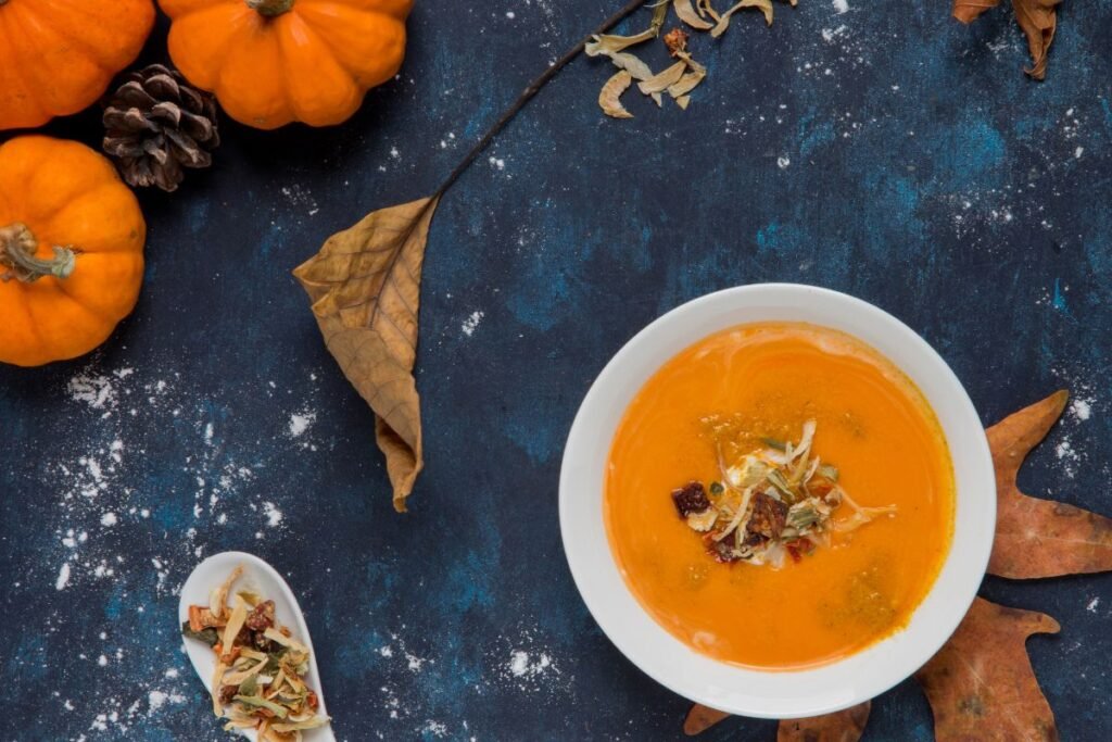 Moliūgų sriuba su graikiniais riešutais – rudens skonių harmonija ir sveikatos šaltinis