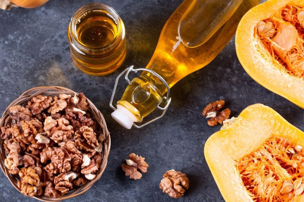 Moliūgų sriuba su graikiniais riešutais – rudens skonių harmonija ir sveikatos šaltinis