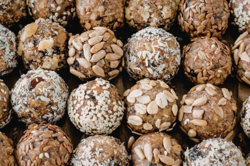 Energijos rutuliukai su riešutais ir džiovintais vaisiais – sveikas ir gardus užkandis