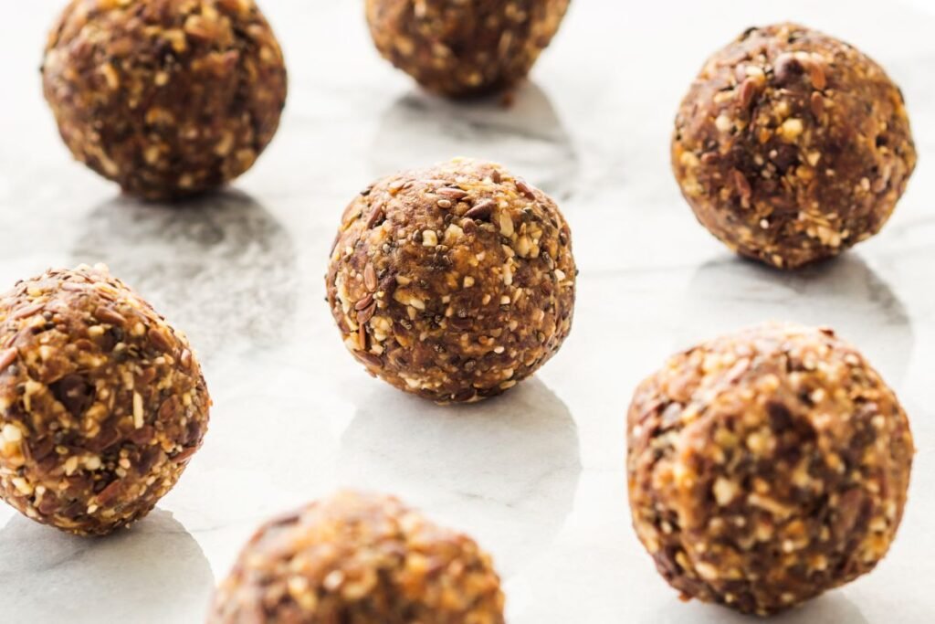 Energijos rutuliukai su riešutais ir džiovintais vaisiais – sveikas ir gardus užkandis