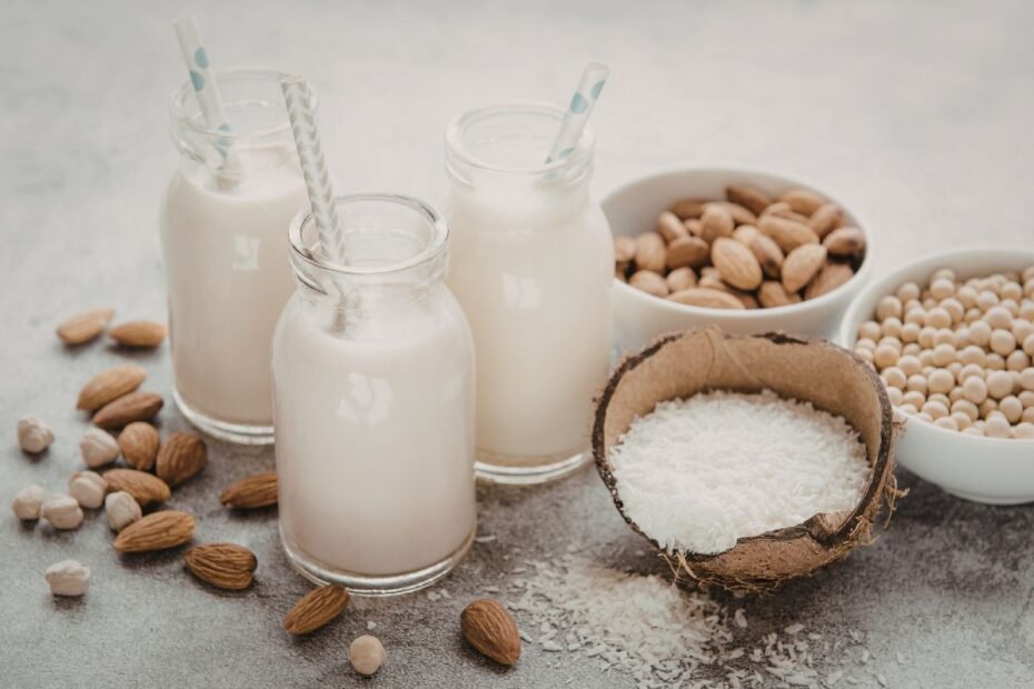 Riešutų pienas – augalinė alternatyva, užkariaujanti virtuves. Nauda, skoniai ir gaminimo paslaptys